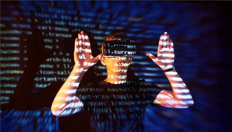 Top 10 Most Popular Programme Languages in 2025 Header Image - Man wearing VR